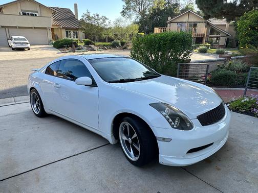White 2004 INFINITI G35 Base