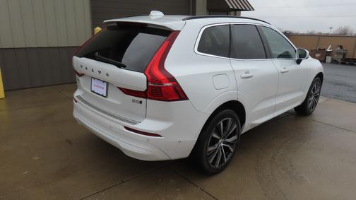 2022 Volvo XC60 B5 Momentum