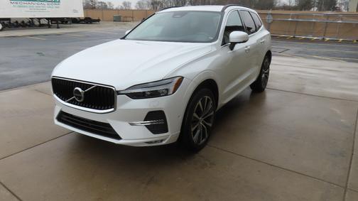 2022 Volvo XC60 B5 Momentum