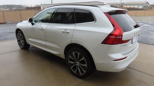 2022 Volvo XC60 B5 Momentum