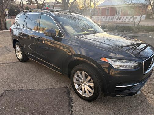2017 Volvo XC90 T6 Momentum