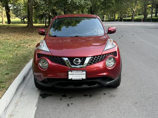 Red 2015 Nissan Juke SV