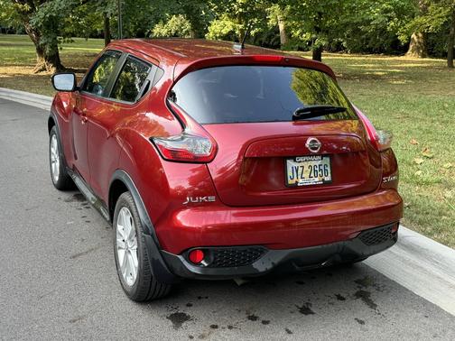 Red 2015 Nissan Juke SV