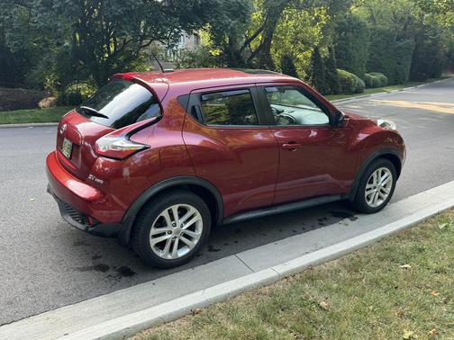 Red 2015 Nissan Juke SV