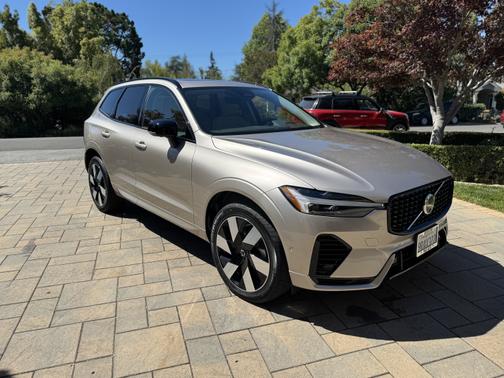 2025 Volvo XC60 Plug-In Hybrid T8 AWD Plus