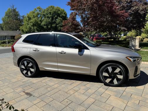 2025 Volvo XC60 Plug-In Hybrid T8 AWD Plus
