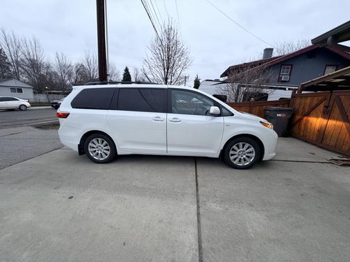 2017 Toyota Sienna XLE