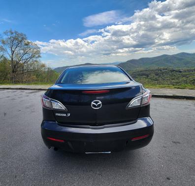 Black 2013 Mazda Mazda3 i SV