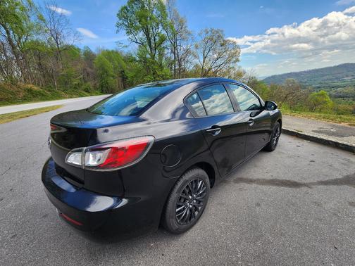 Black 2013 Mazda Mazda3 i SV