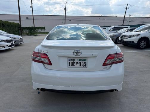 White 2011 Toyota Camry SE