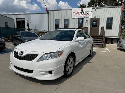 White 2011 Toyota Camry SE