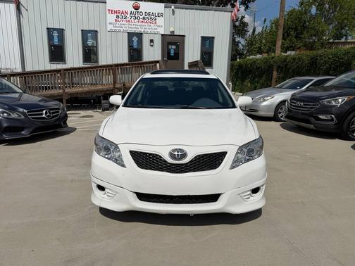 White 2011 Toyota Camry SE