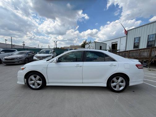 White 2011 Toyota Camry SE