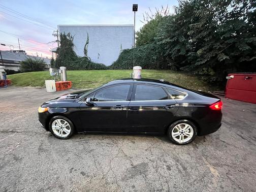Black 2018 Ford Fusion SE