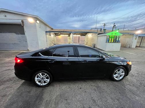 Black 2018 Ford Fusion SE