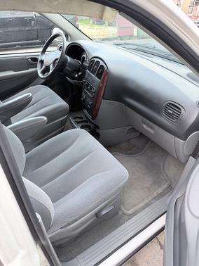White 2005 Chrysler Town & Country Base