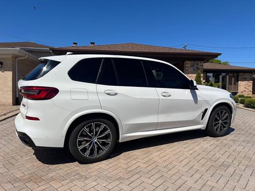 White 2022 BMW X5 M50i