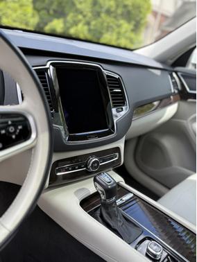 2017 Volvo XC90 T6 Momentum