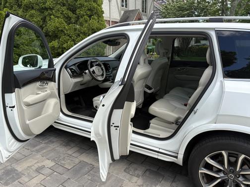 2017 Volvo XC90 T6 Momentum