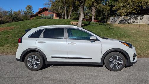 2022 Kia Niro LXS SE