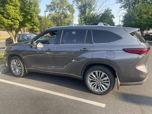 Gray 2022 Toyota Highlander Hybrid Platinum
