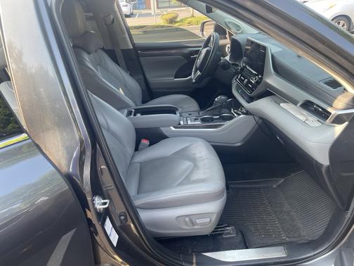 Gray 2022 Toyota Highlander Hybrid Platinum