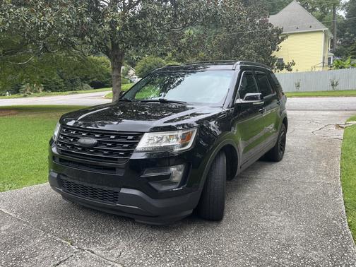 Black 2016 Ford Explorer XLT
