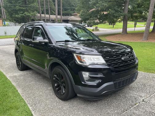 Black 2016 Ford Explorer XLT