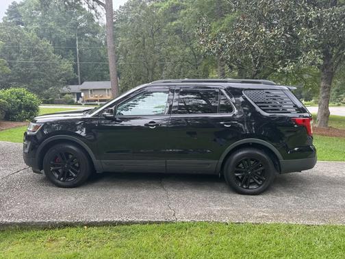 Black 2016 Ford Explorer XLT