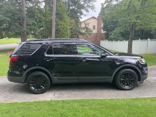 Black 2016 Ford Explorer XLT