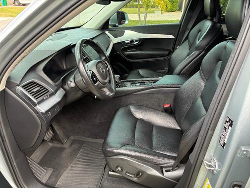 Silver 2018 Volvo XC90 T5 Momentum