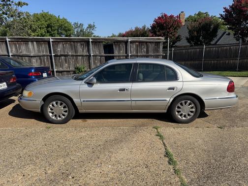 2002 Lincoln Continental Base