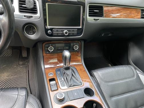 Photo 5 of 15 of 2011 Volkswagen Touareg TDI Executive