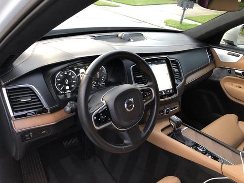 Black 2017 Volvo XC90 T6 Momentum