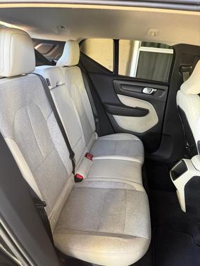 Black 2020 Volvo XC40 T4 Momentum