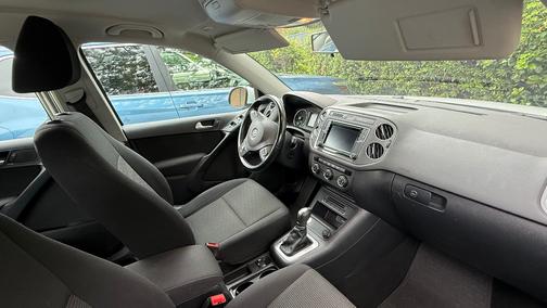 White 2017 Volkswagen Tiguan Limited 2.0T