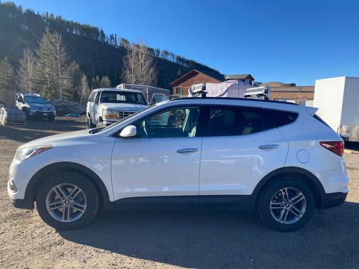 White 2017 Hyundai Santa Fe Sport 2.4L