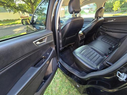 Black 2015 Ford Edge SEL