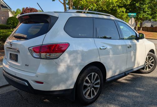 White 2014 Nissan Pathfinder SV