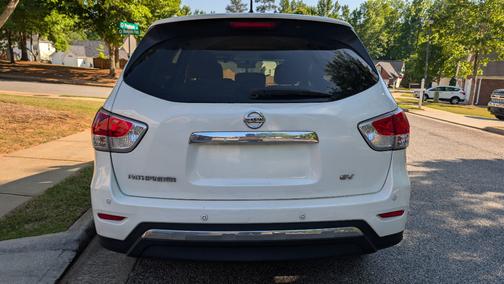 White 2014 Nissan Pathfinder SV