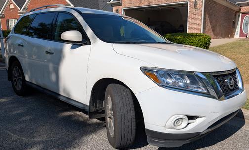 White 2014 Nissan Pathfinder SV