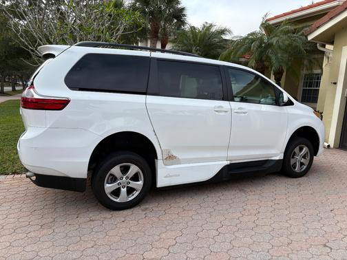 2016 Toyota Sienna LE