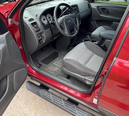 Red 2004 Ford Escape XLS