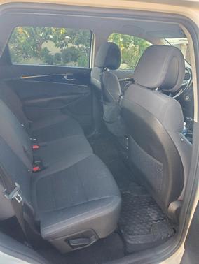 White 2016 Kia Sorento LX