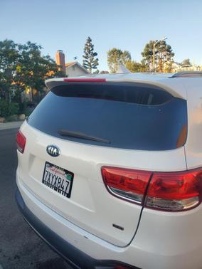 White 2016 Kia Sorento LX