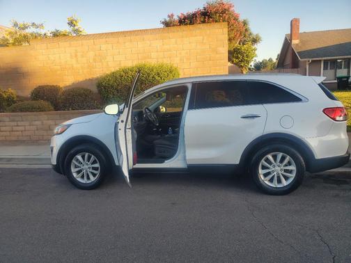 White 2016 Kia Sorento LX