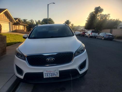 White 2016 Kia Sorento LX