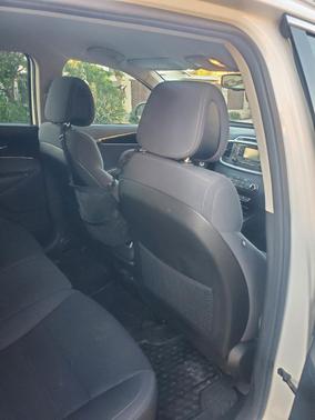White 2016 Kia Sorento LX