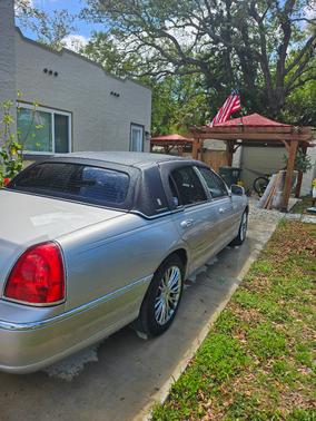 2011 Lincoln Town Car Signature Limited