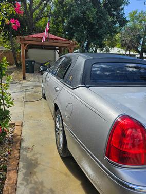 2011 Lincoln Town Car Signature Limited